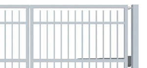 křídlová brána pro rodinné domy jeklová s pásovinou nahoře a dole s mezerou